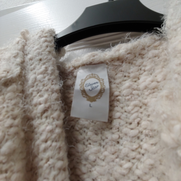 Sweaters - Picture 4 of 4